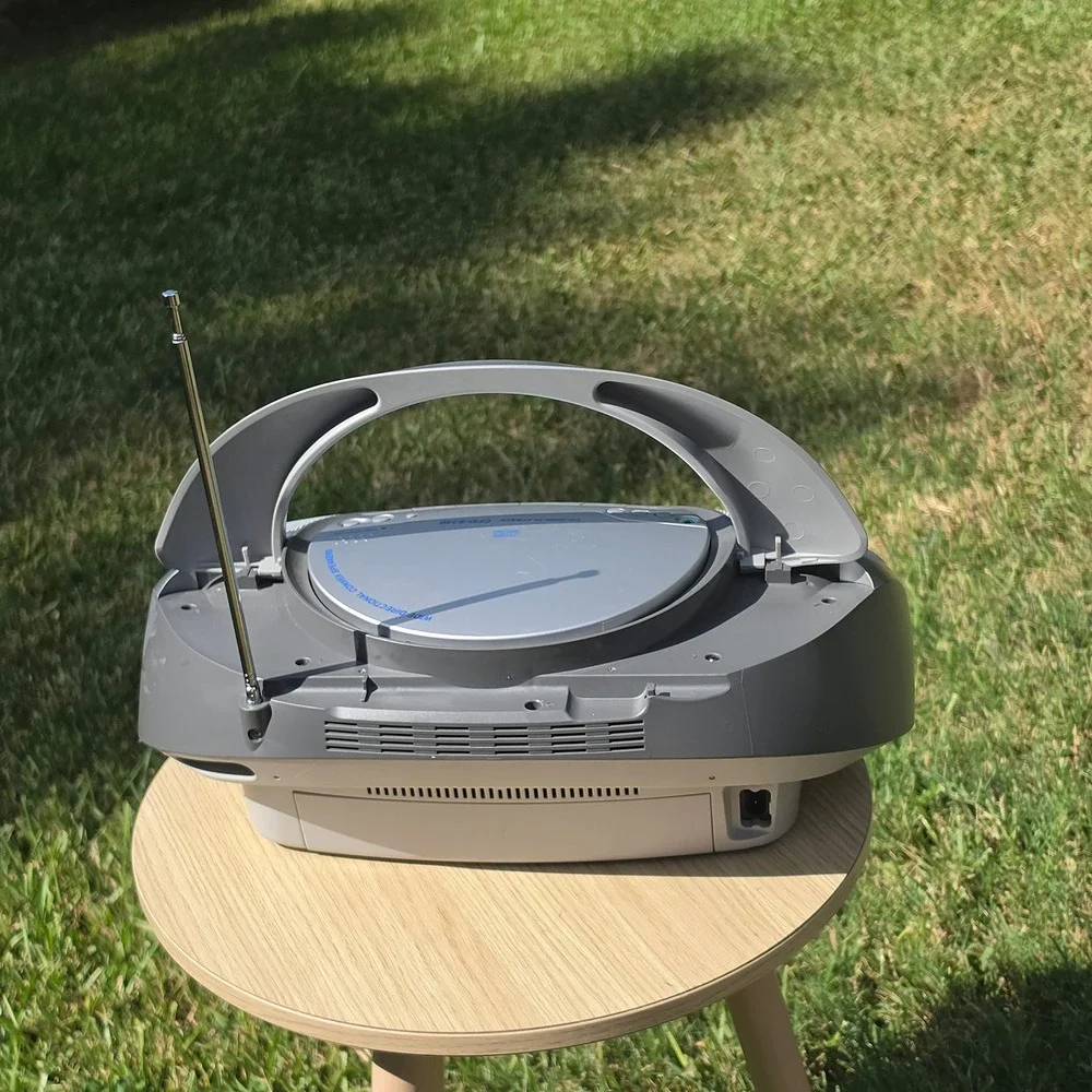 Sony CFD-S350 Portable CD Radio Cassette Boombox Silver Mega Bass cd no work.